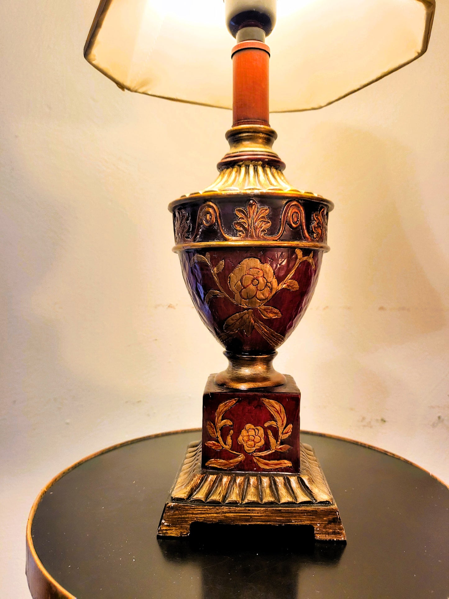 Vintage-Style Neoclassical Urn Table Lamp – Burgundy & Gold Floral