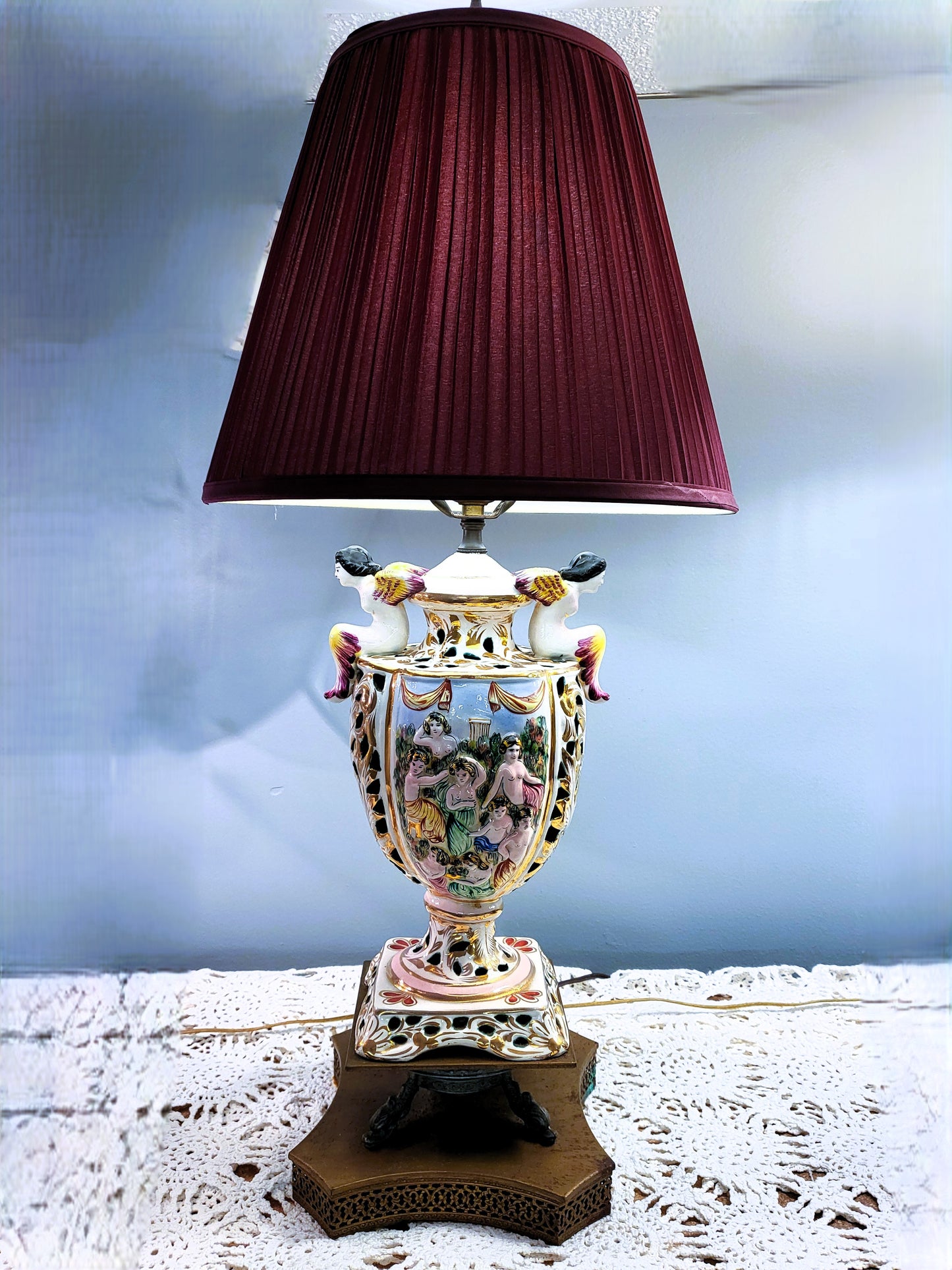 Vintage Italian Capodimonte Hand Painted Figural Porcelain Table Lam