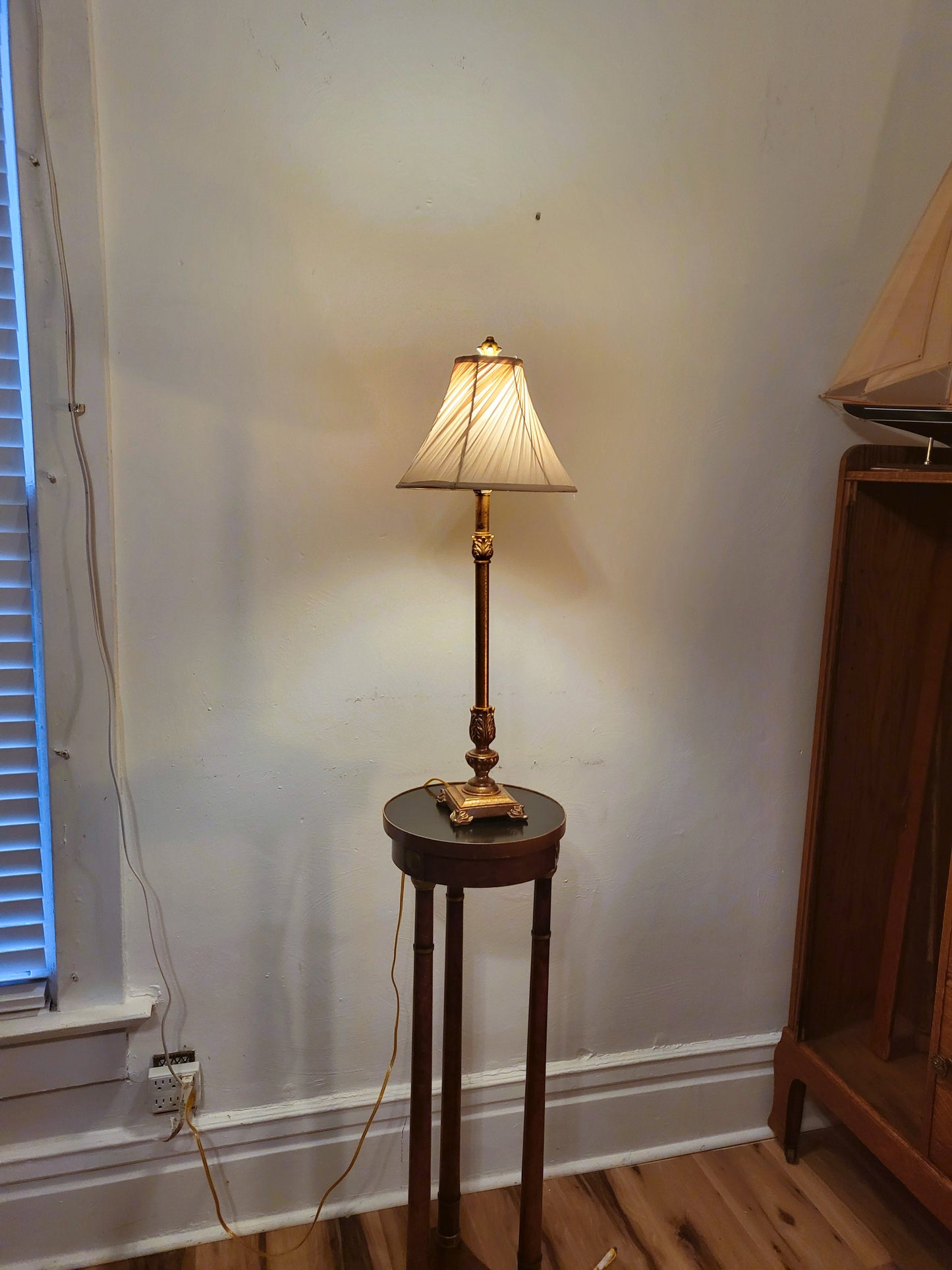 Vintage-Style Neoclassical Brass Fluted Column Table Lamp