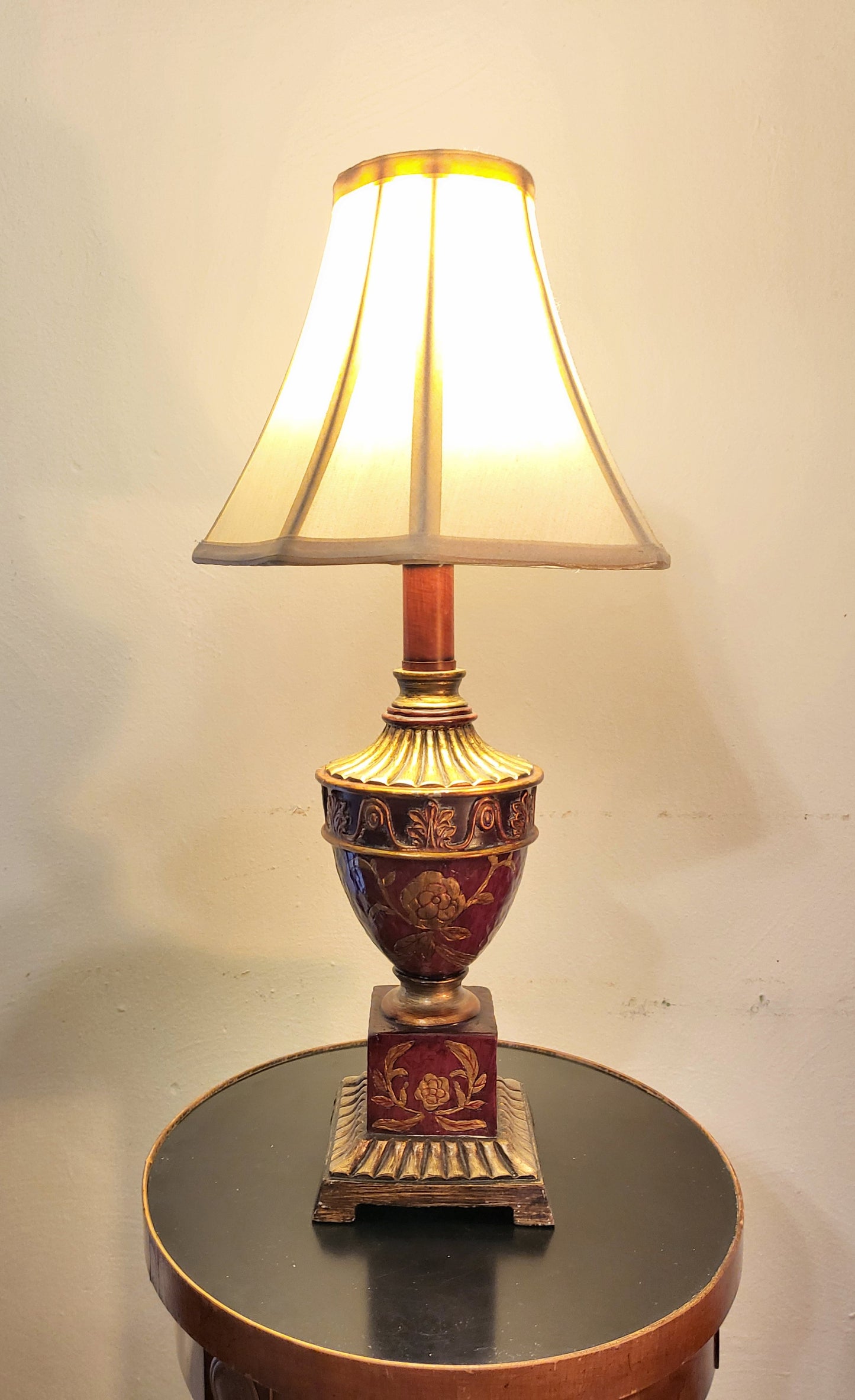 Vintage-Style Neoclassical Urn Table Lamp – Burgundy &amp; Gold Floral