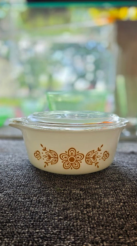 Vintage Pyrex Butterfly Gold 472 Round Casserole Dish 1.5 Pt with 470-C Lid 1970s