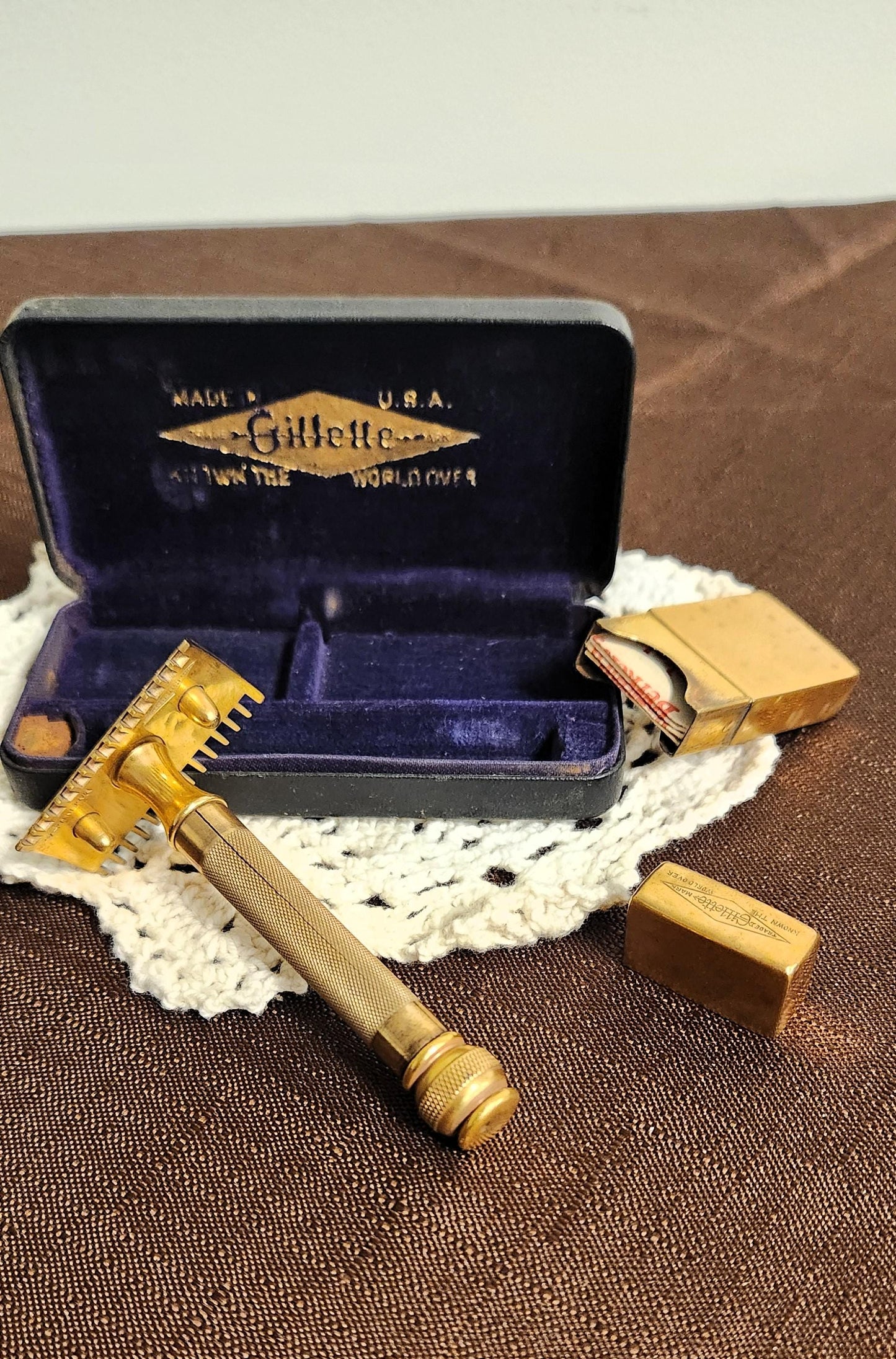 Never Used Vintage Gillette Double Edge Razor Complete Set in Case
